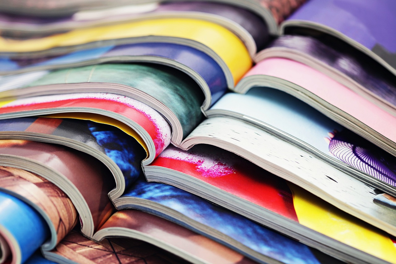 Pile de magazines ouverts aux couvertures colorées