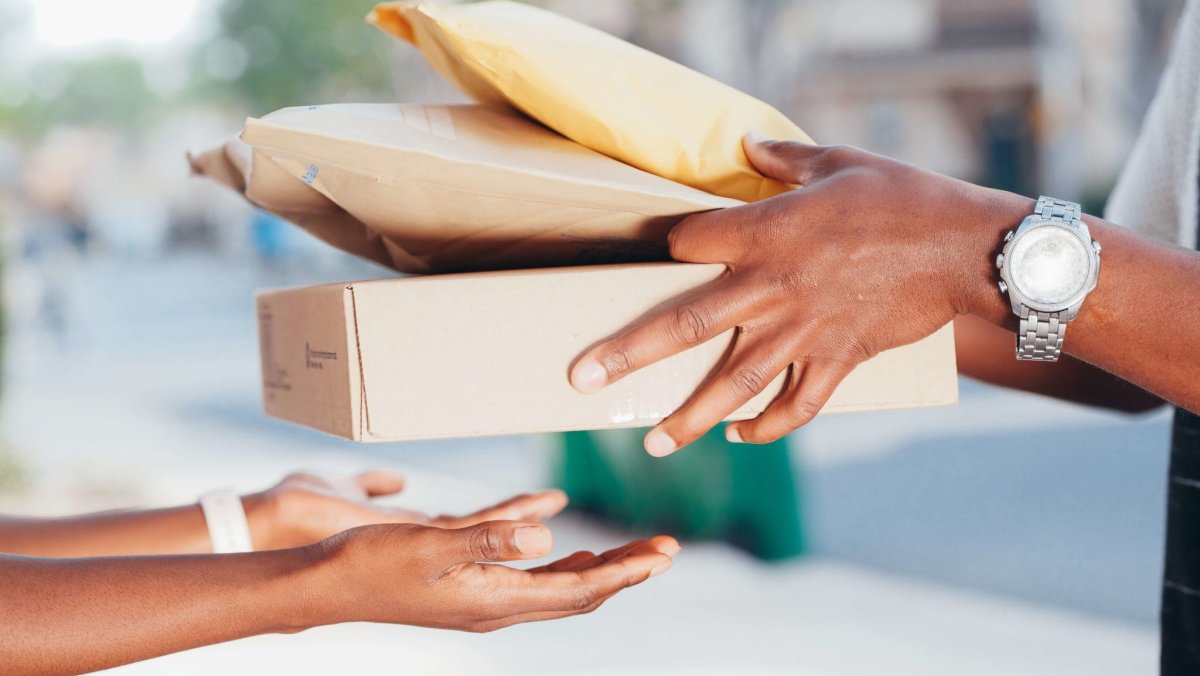Remise en main propre d’un colis et de deux enveloppes